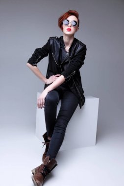 moda modeli Güneş gözlüğü