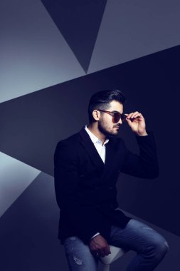 siyah ceketli yakışıklı adamı