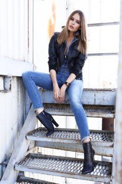 hipster kadın giyiyor ceket