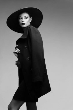 Siyahlı kadın moda