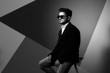 Yakışıklı genç adam. 