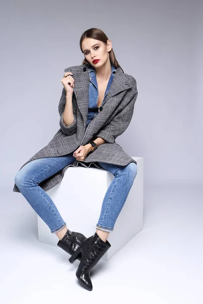 Donna in cappotto grigio — Foto Stock