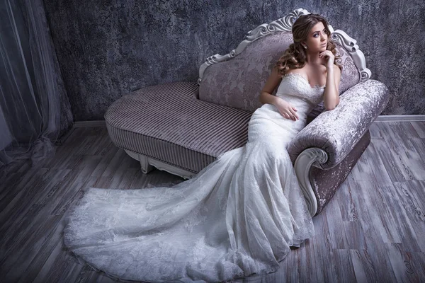 Bruid in antieke fauteuil — Stockfoto