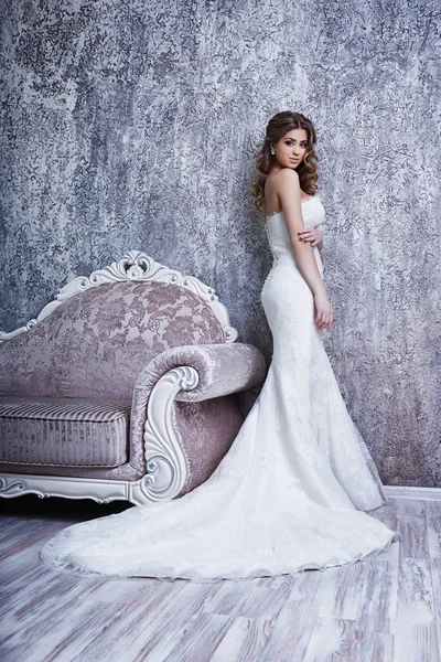 Sposa vicino poltrona antica — Foto Stock