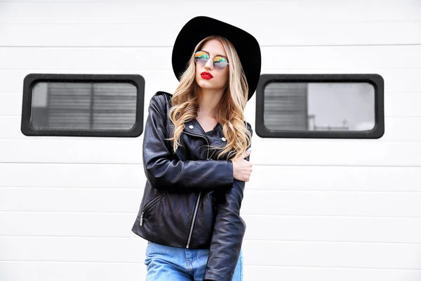 Moda hipster donna bionda — Foto Stock