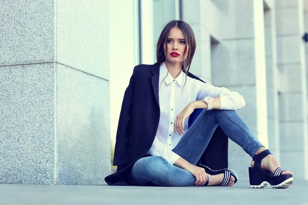 Mujer elegante en pantalones vaqueros azules —  Fotos de Stock