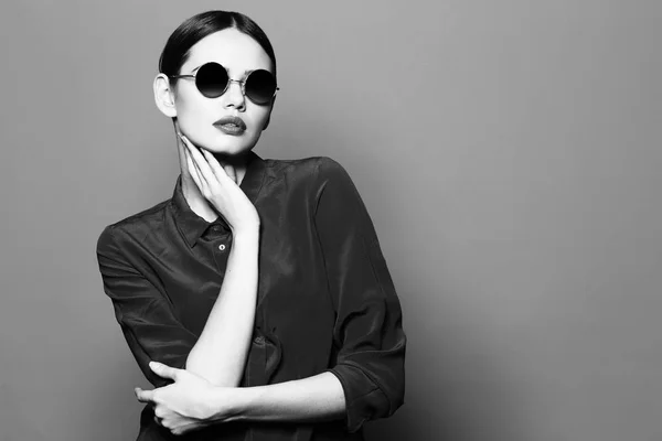 Fashion model in sunglasses — Stock Photo, Image