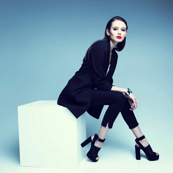 Mulher moda em jaqueta preta — Fotografia de Stock