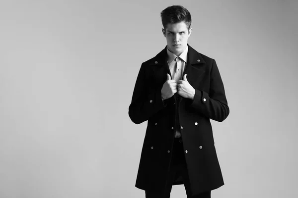 Uomo di moda in cappotto — Foto Stock