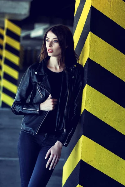 Vrouw in zwarte jas — Stockfoto