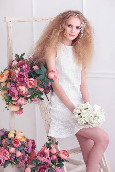 Prachtige vrouw met bloemen — Stockfoto