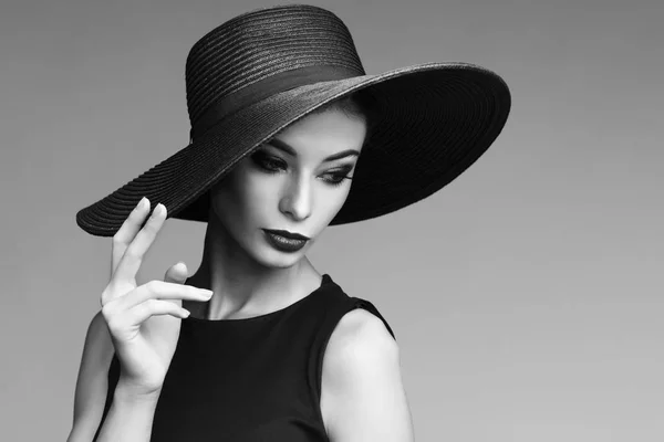 Женщина в черной шляпе и платье — стоковое фото