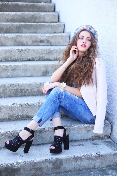 Mujer de moda con el pelo largo — Foto de Stock