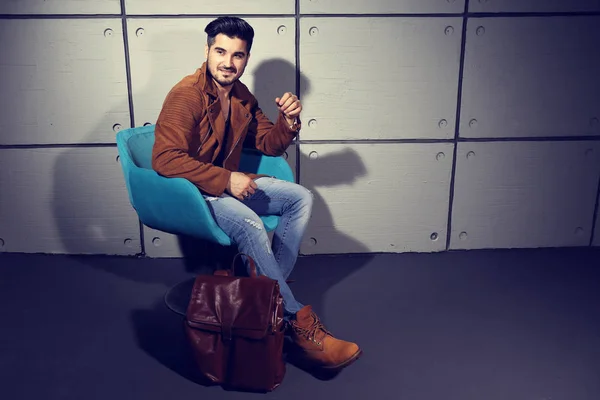 Hombre guapo con chaqueta — Foto de Stock