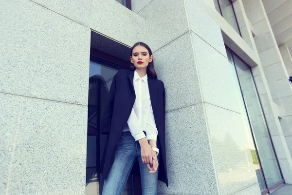 Mujer de moda en chaqueta azul —  Fotos de Stock