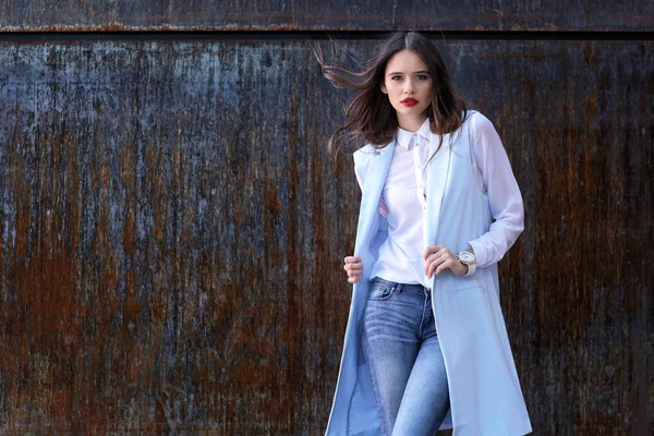 Mujer elegante al aire libre —  Fotos de Stock