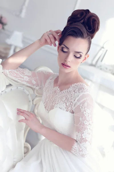 Splendida sposa in abito bianco — Foto Stock