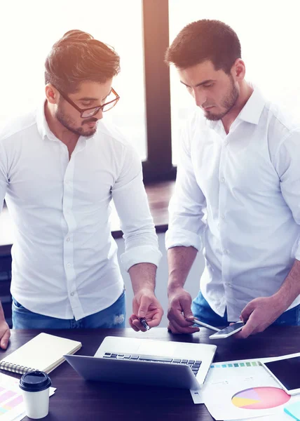 Young businessmen working — Stock Photo, Image