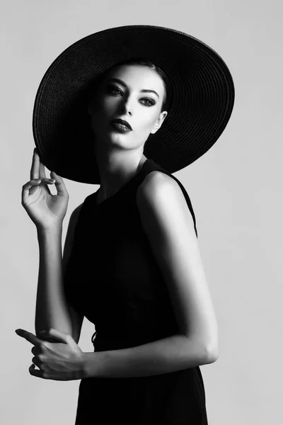 Woman in black hat and dress — Stock Photo, Image