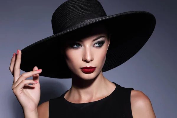 Mujer elegante en sombrero negro — Foto de Stock