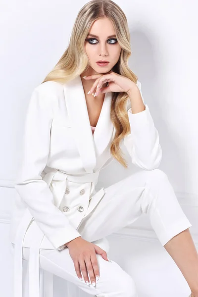 Mujer joven en traje blanco — Foto de Stock