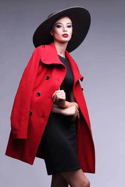 Προσωπογραφία γυναίκας με κόκκινο παλτό — Φωτογραφία Αρχείου