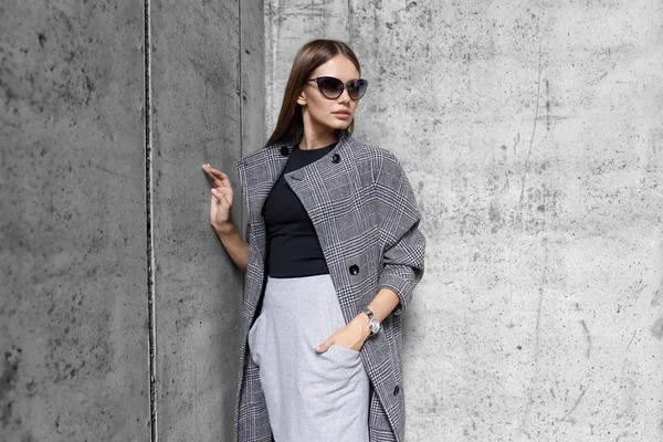 Elegante Frau im grauen Mantel — Stockfoto