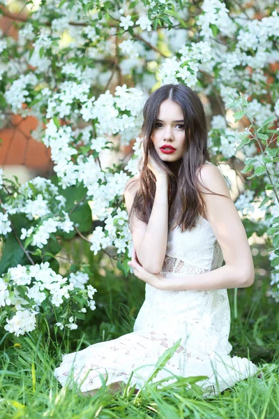 Jovem mulher em flor de primavera — Fotografia de Stock