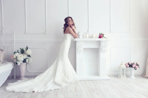 Sposa in interni antichi — Foto Stock