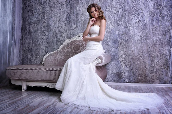 Schöne Braut im Sessel — Stockfoto
