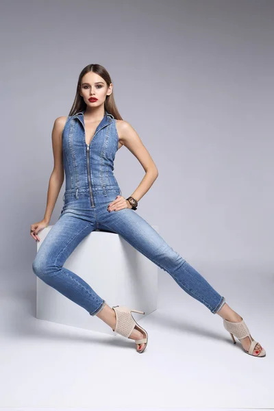 Mujer en denim en general —  Fotos de Stock