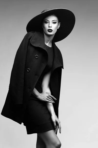 戴黑帽子的时尚女人 — 图库照片