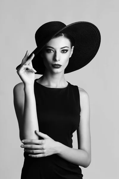 Mujer en sombrero negro y vestido — Foto de Stock