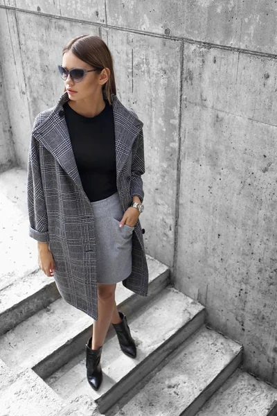 Gri paltolu kadın moda — Stok fotoğraf
