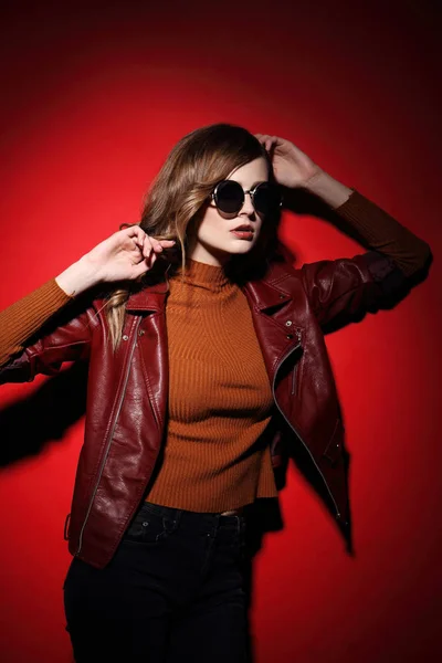 Fashion model in sunglasses — Stock Photo, Image