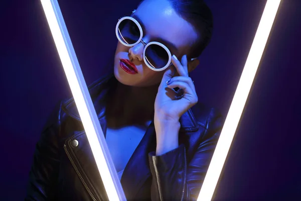 Mujer joven elegante en gafas de sol — Foto de Stock