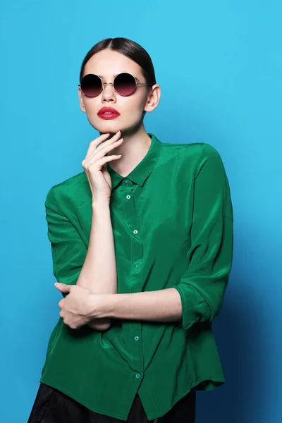Μόδα γυναίκα σε πράσινο πουκάμισο — Φωτογραφία Αρχείου