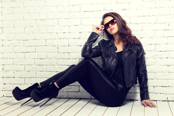 Modelo de moda en gafas de sol —  Fotos de Stock