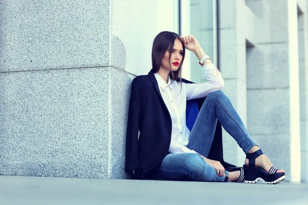 Jovem mulher em jeans azul — Fotografia de Stock