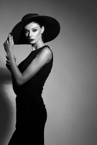 Mujer elegante en sombrero negro — Foto de Stock