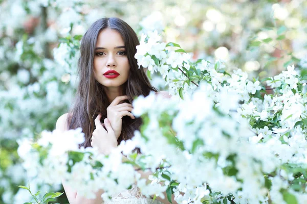 Belle femme au printemps — Photo