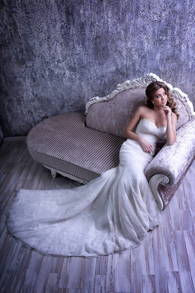 Antik fotel a gyönyörű menyasszony — Stock Fotó