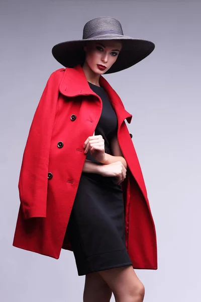 Mujer de moda con abrigo rojo —  Fotos de Stock