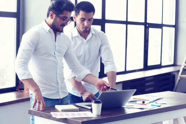 Young businessmen working — Stock Photo, Image