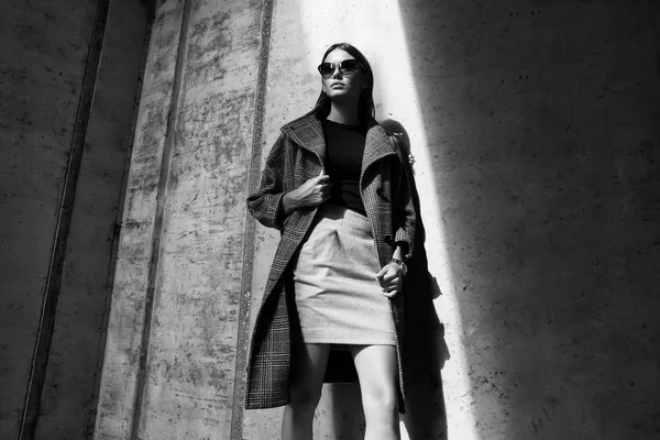 Mujer de moda en abrigo gris — Foto de Stock