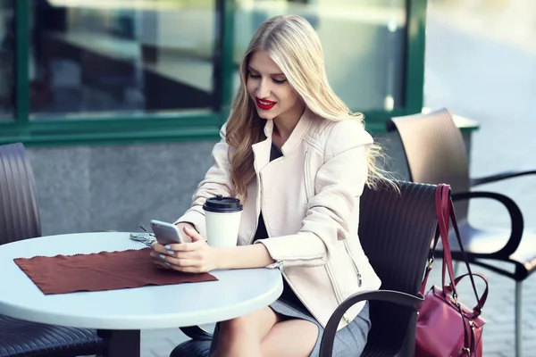 Vrouw die telefoon gebruikt — Stockfoto