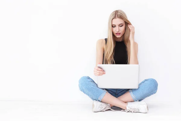 Frau sitzt auf dem Boden — Stockfoto