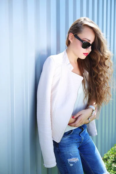 Mujer FAshion con el pelo rizado — Foto de Stock