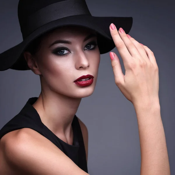 Kobieta w czarnym kapeluszu — Zdjęcie stockowe