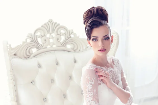 Portrait of young gorgeous bride — Stock Photo, Image